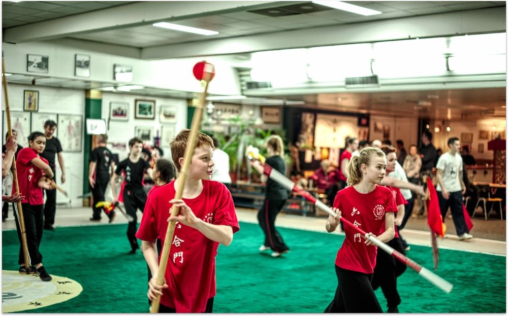 Kinderen trainen kungfu met staf